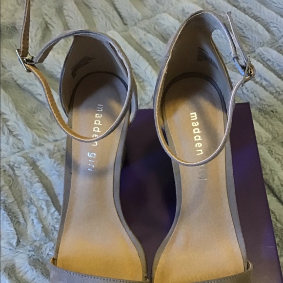 SOLD!Steve Madden- Beella Ankle strap block heel - Picture 6 of 6